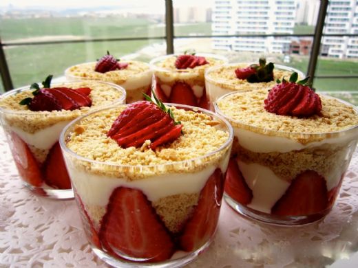 Çilekli Tatlılar Tarifi ve Malzemeleri