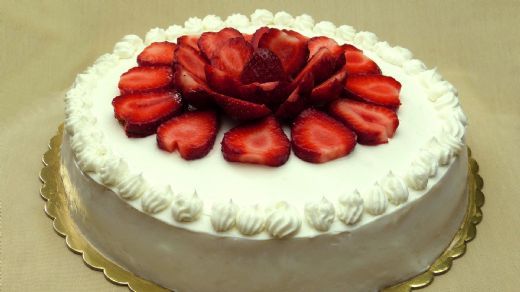 Çilekli Yaş Pasta Tarifi ve Malzemeleri